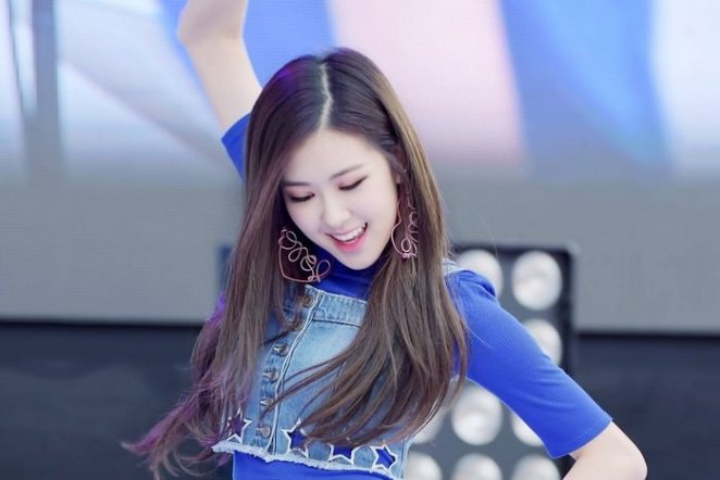 Певица ROSÉ из BLACKPINK на сольном выступлении в Сеуле, 2025