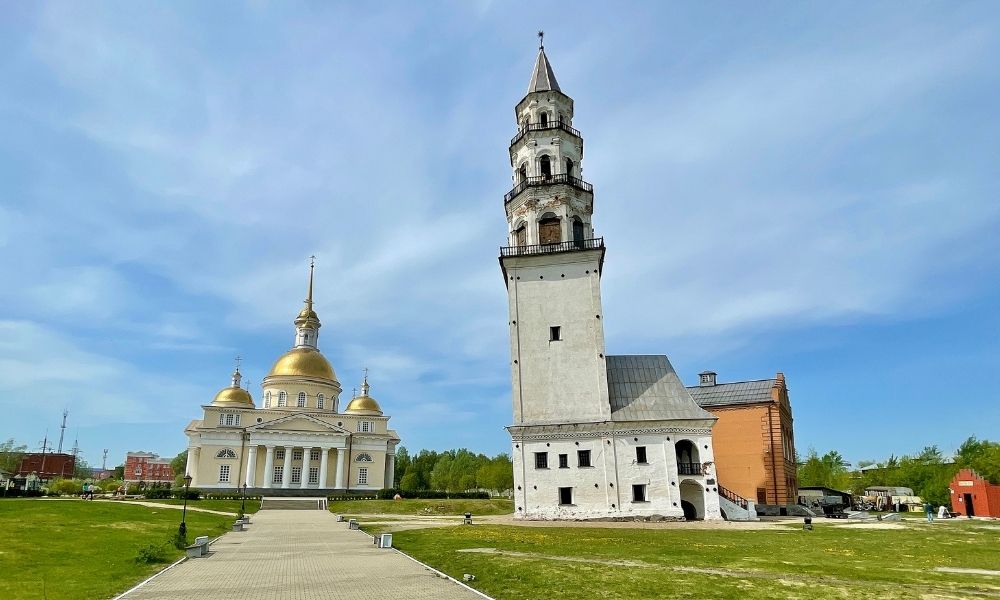 самые падающие башни в мире