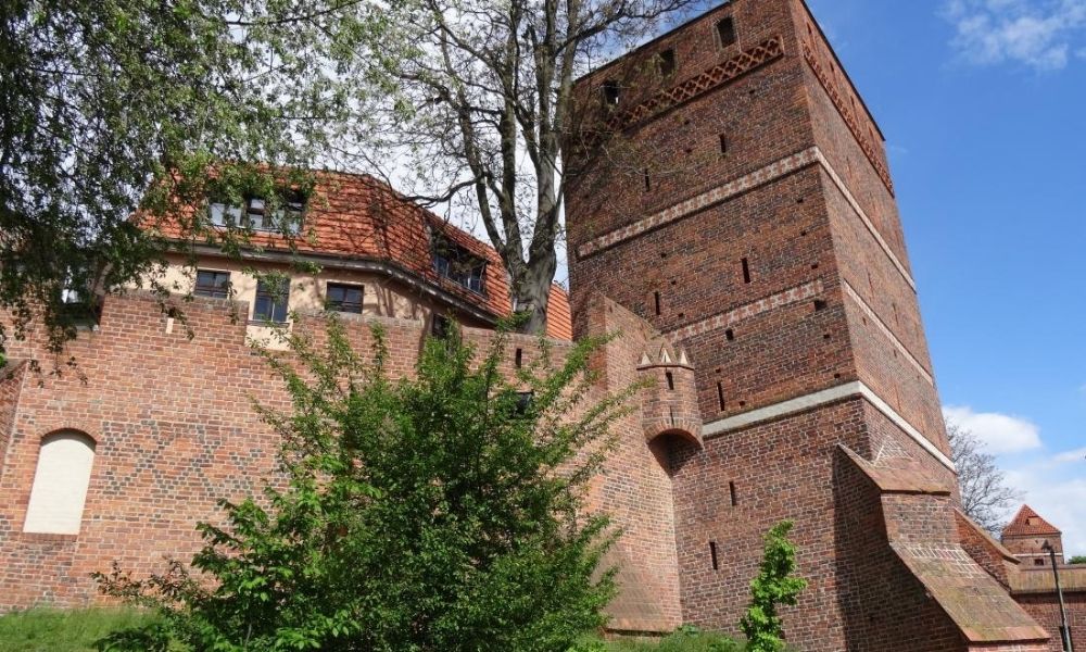 самые падающие башни в мире