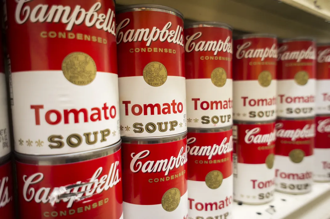 Банки томатного супа Campbell's