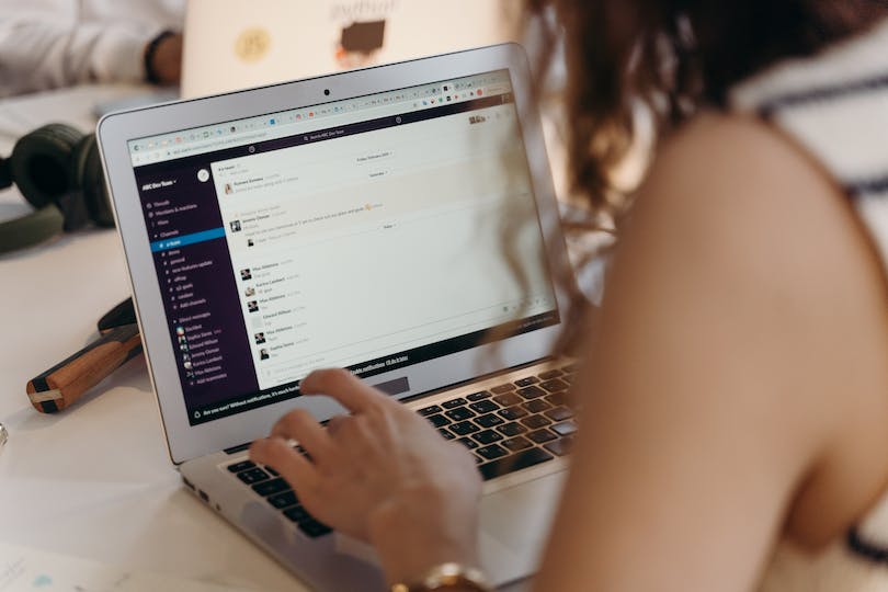 Женщина использует приложение Slack