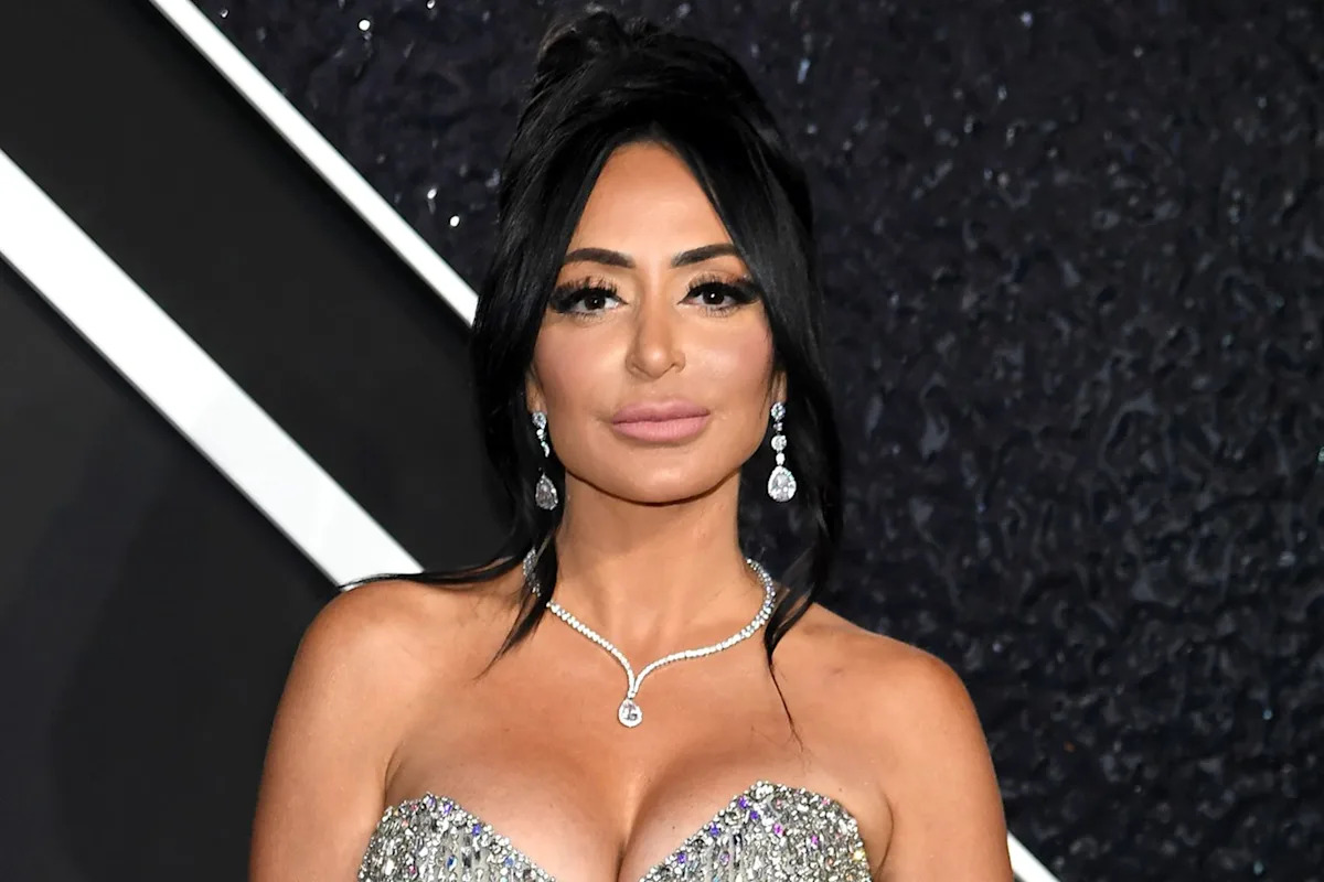 Звезда реалити-шоу «Jersey Shore: Family Vacation» Анджелина Пиварник рассказала о выкидыше, случившемся спустя две недели после того, как она сообщила о своей беременности.