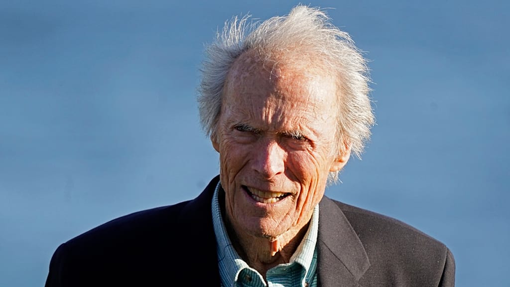 96-летний Клинт Иствуд официально завершил актерскую и режиссерскую карьеру, как сообщил его сын.
