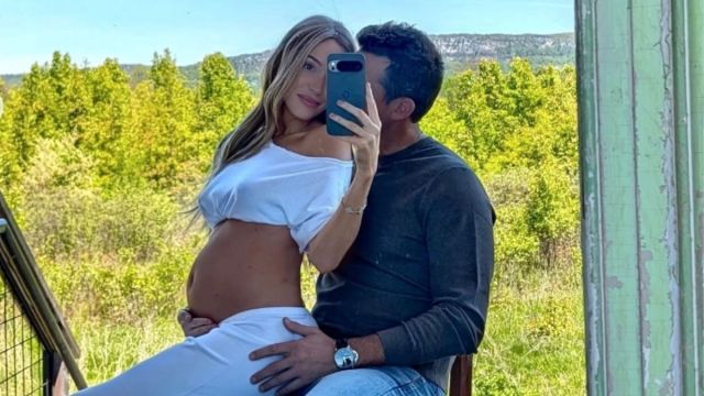 Беременная Алекс Купер демонстрирует округлившийся живот и рассказывает о своих пристрастиях к еде на новых фотографиях.