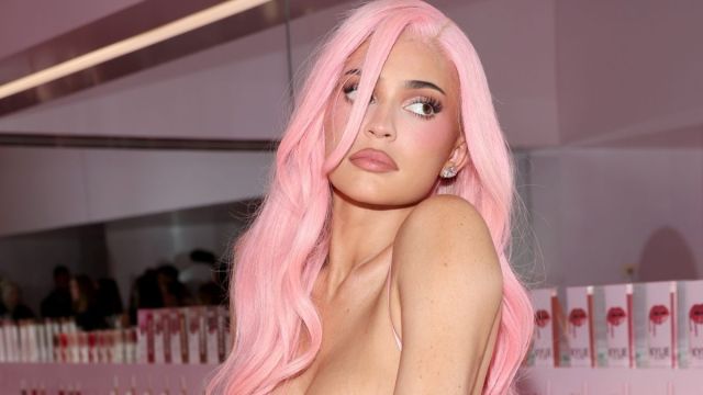 Бикини-топ Кайли Дженнер от Jacquemus приобретает более смелый вид благодаря прозрачной микро-мини-юбке.