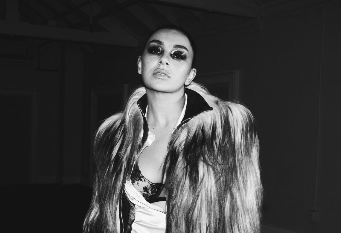 Charli xcx объявила о выходе нового альбома «Music, Fashion, Film» в июле — и Мартин Скорсезе на обложке.