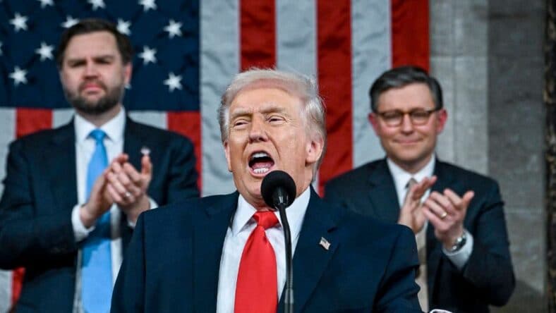 Дональд Трамп в шутку заявил, что обвинит Джей Ди Вэнса, если сделка с Ираном провалится.
