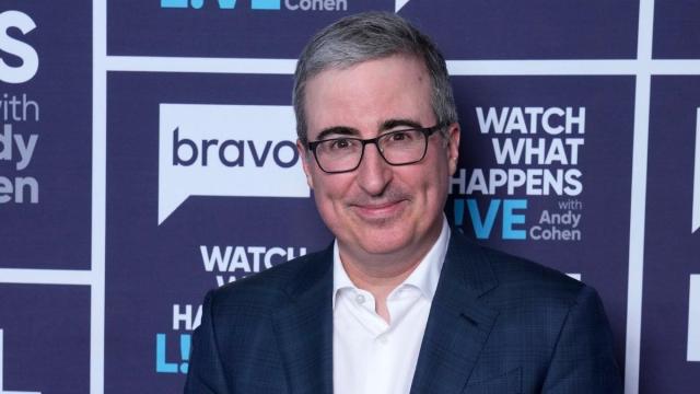 Джон Оливер высмеял состав участников концерта Дональда Трампа в честь 250-летия свободы.