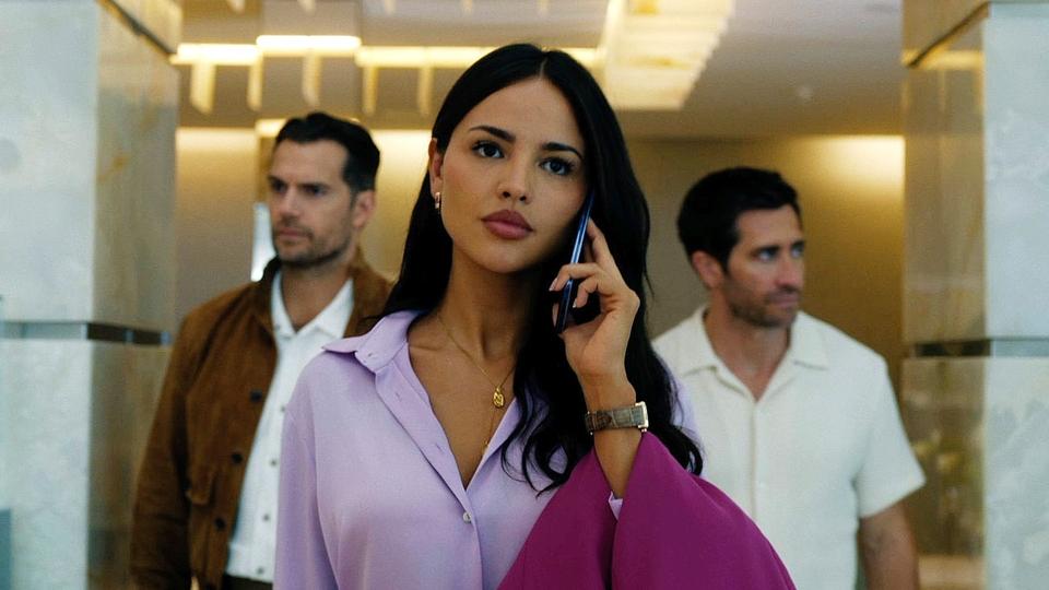 Фильм «В сером» с Кавиллом и Джилленхолом в главных ролях выходит на стриминговых платформах на этой неделе после неутешительных кассовых сборов.