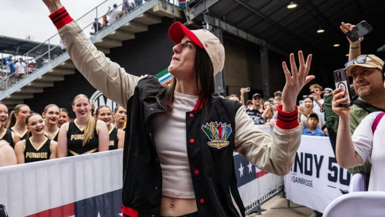 Кейтлин Кларк раскритиковала «нелепых» судей WNBA в послематчевой тираде после технического фола.