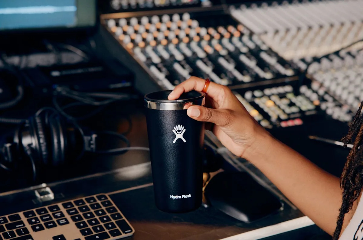 Компания Universal Music Group в сотрудничестве с Hydro Flask сократит использование одноразовой посуды для напитков в музыкальных студиях.