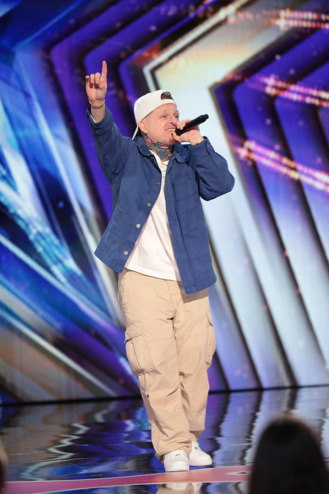 Краткий обзор 1-го эпизода шоу «America's Got Talent»: кубинский рэпер Люк Талено прошел путь от «места на сцене» в премьерном эпизоде, став одним из трех участников, получивших «Золотую кнопку».