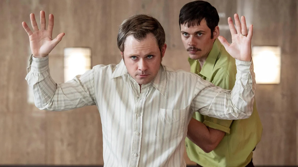 Криминальный триллер Билла Скарсгарда 2025 года с рейтингом 91% на Rotten Tomatoes доступен для просмотра на Netflix.