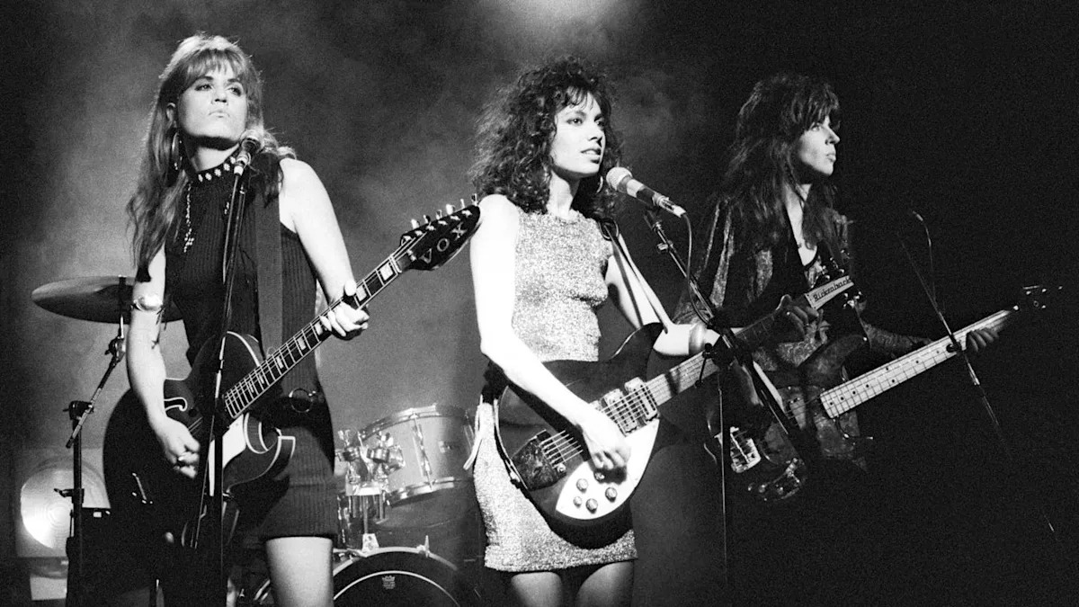 Майкл Стил из групп The Bangles и The Runaways сегодня отмечает свой 71-й день рождения.