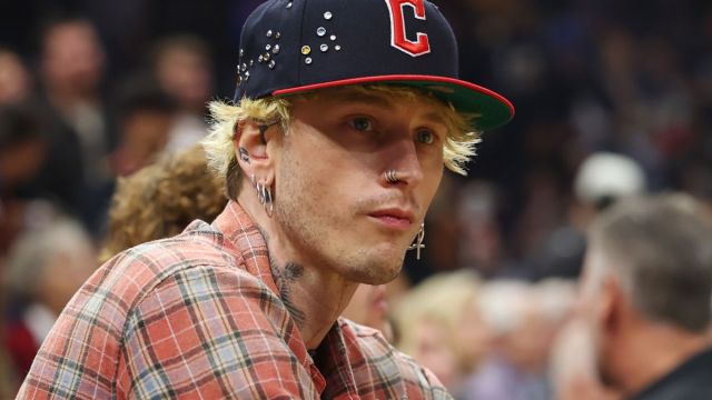 MGK утверждает, что татуировка в стиле «блэкаут» привела к проблемам со здоровьем: «Кожа начала желтеть».