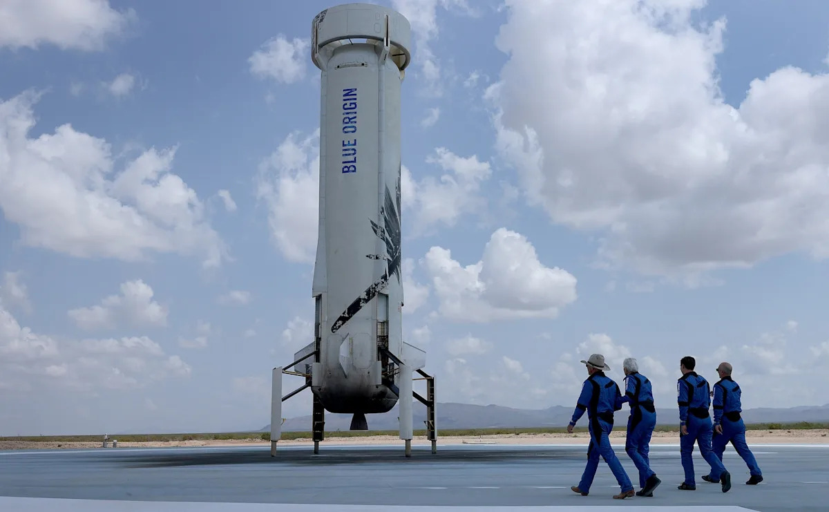 «Очень тяжёлый день»: Джефф Безос заявил, что Blue Origin восстановит свою работу после взрыва на стартовой площадке Нью-Гленн.