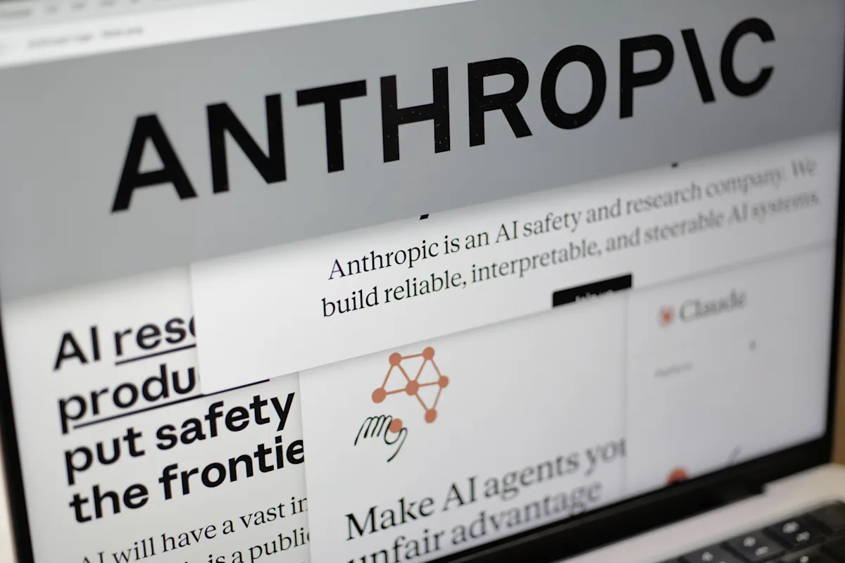 Организация Anthropic призывает найти способ приостановить разработку ИИ, поскольку риски, связанные с технологическим прогрессом, возрастают.
