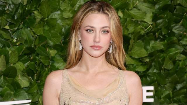 Ослепительное платье от Valentino, которое надела Лили Рейнхарт, имеет не один, а два высоких разреза.