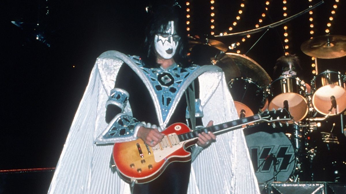 Основная гитара Эйса Фрейли из группы Kiss, Gibson Les Paul "Budokan" 1975 года выпуска, была продана на аукционе более чем за 500 000 долларов.