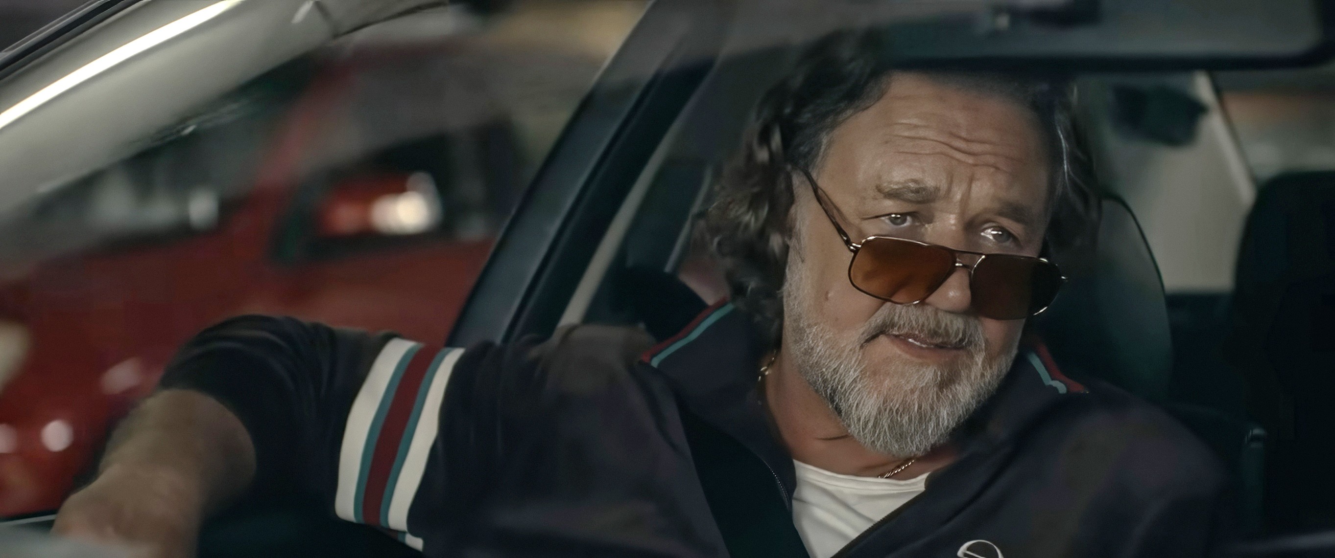Рецензия на фильм «Прочь»: Рассел Кроу играет главную роль в криминальной комедии, которая не смешная и не захватывающая.