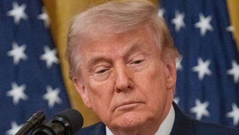 Трамп опубликовал фотографию загадочной блондинки на фоне продолжающегося расследования дела Эпштейна.