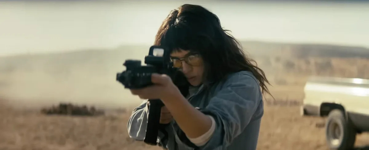 Трейлер фильма «Натиск»: Адриа Архона играет крутого военного снайпера в боевике Адама Вингарда от A24.