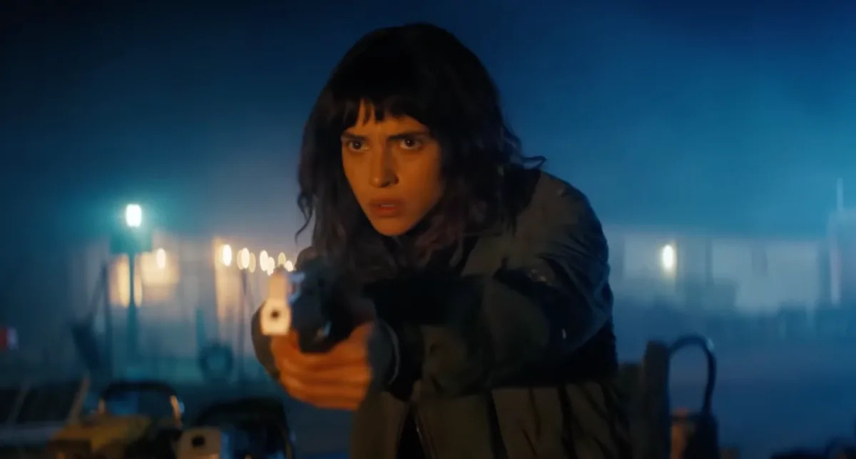 Трейлер фильма «Натиск»: Адриа Архона играет снайпера, сражающегося лицом к лицу с «человеческим эквивалентом самонаводящейся ракеты» в новом фильме Адама Вингарда для A24.
