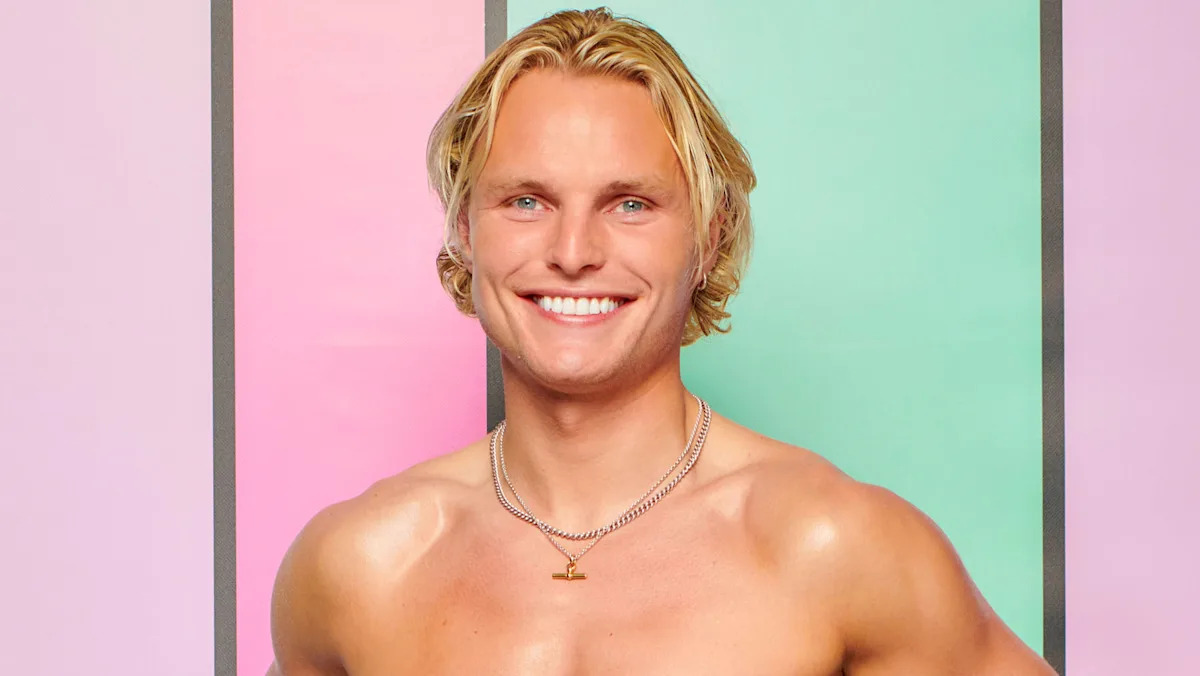 Участник реалити-шоу «Love Island UK» Джордж Найт нарушил молчание после неожиданного ухода из виллы: «Семья всегда на первом месте».