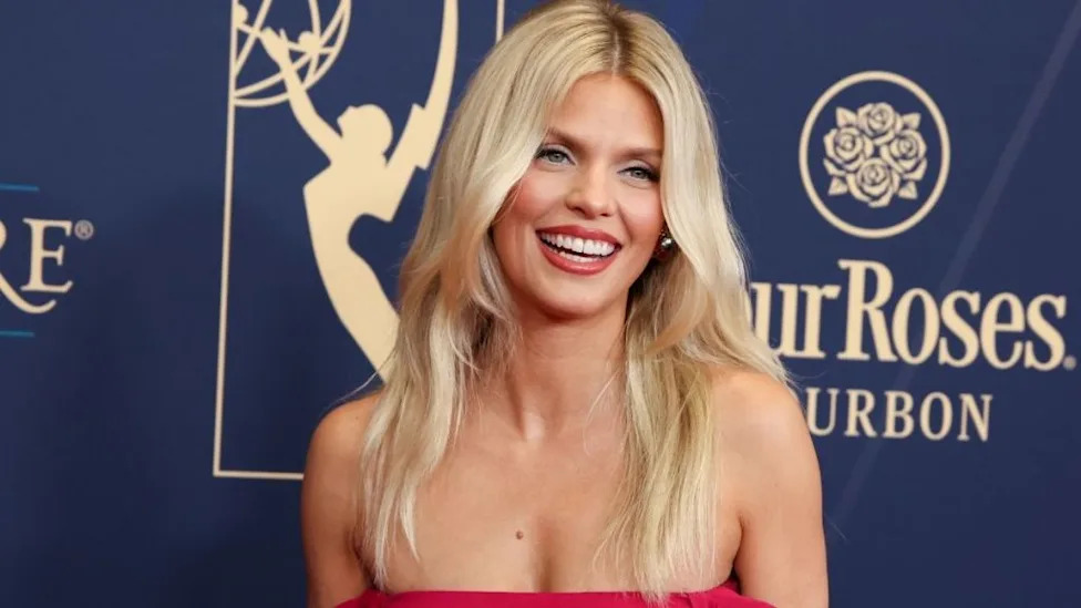Звезда сериала «90210» АннаЛинн Маккорд просит поклонников оплатить её свадьбу.