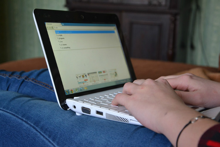 Mythos Laptop auf dem Schoß