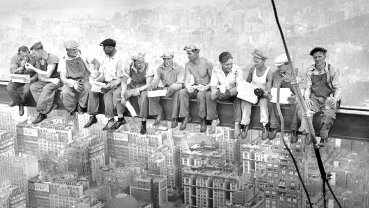 Абед на вяршыні хмарачоса Lunch atop a sky scrapper