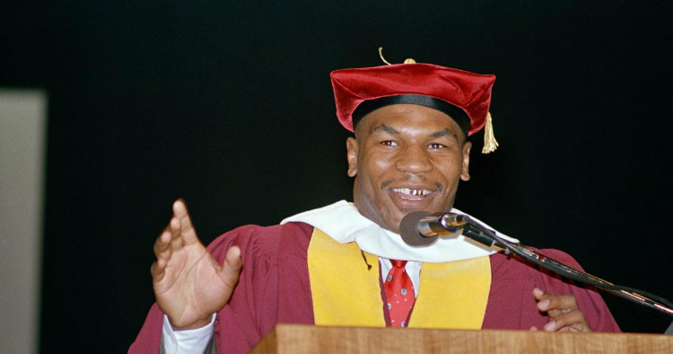 Mike Tyson recibe un doctorado honoris causa.