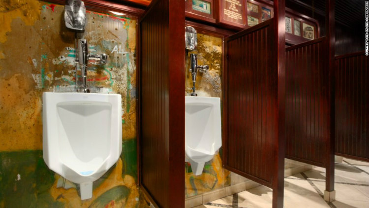 Baño de hombres estilo Muro de Berlín en Las Vegas