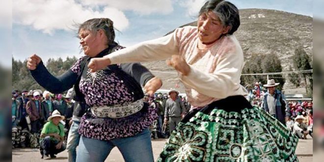 Takanakuy, un festival péruvien de combats à coups de poing de Noël.